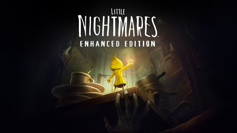 Écran titre du jeu Little Nighrmares Enhanced Edition :
On y voit un minuscule personnage de dos avec un ciré jaune. Il est sur une table, il fait la taille d'une pile d’assiettes à côté de lui. Une main menaçante sort de sous la table en bas de l'image.
