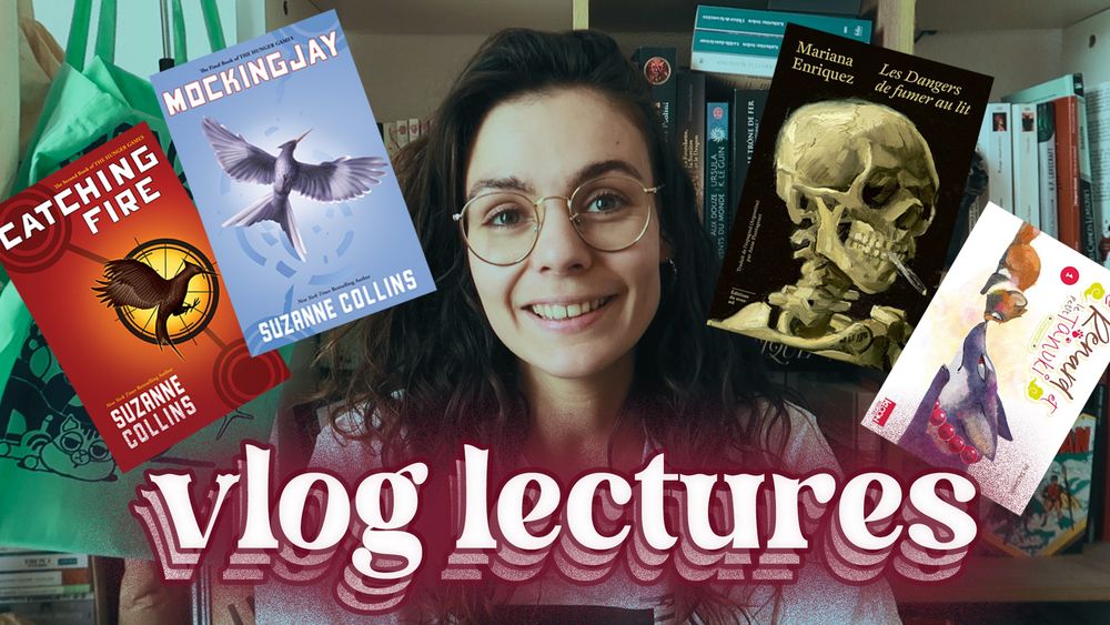 Miniature Youtube "vlog lectures"
Au centre Lys-chan entourée des livres suivants : à gauche Catching Fire et Mockingjay de Suzanne Collins et à droite Les dangers de fumer au lit de Mariana Enriquez et Le Renard et le petit Tanuki de Mi Tagawa