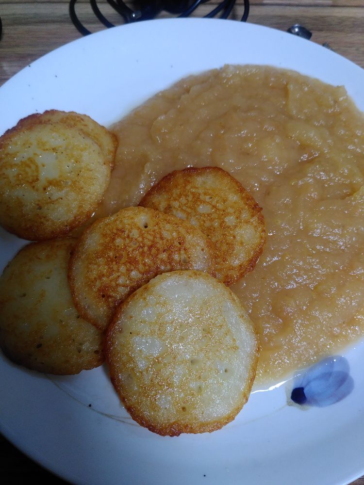 koreanische Tiefkühl-Gamajajeon (Kartoffelpuffer) mit selbstgem. Apfelbrei 