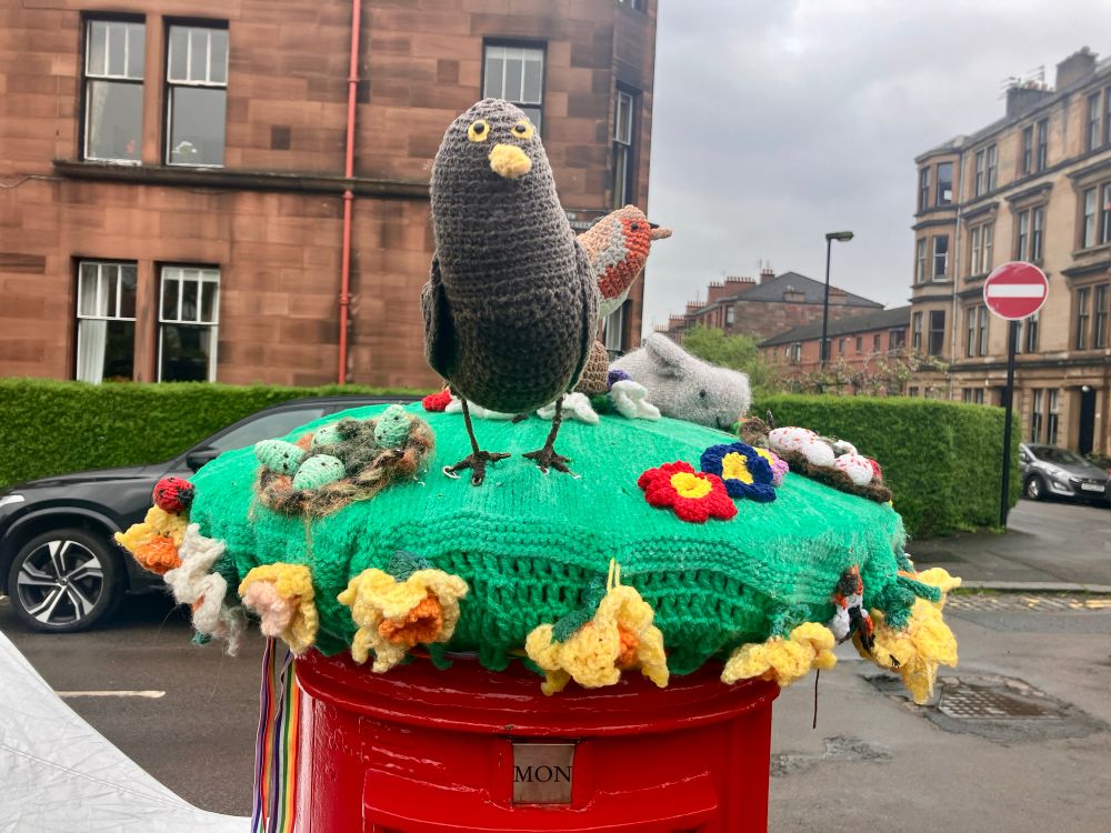 Close up of the topper showing more detail including two birds’ nests with eggs and a rabbit. The black bird is in the centre giving us a very hard stare.