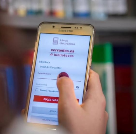 Imaxe da páxina da biblioteca electrónica do Instituto Cervantes a través da pantalla dun móbil