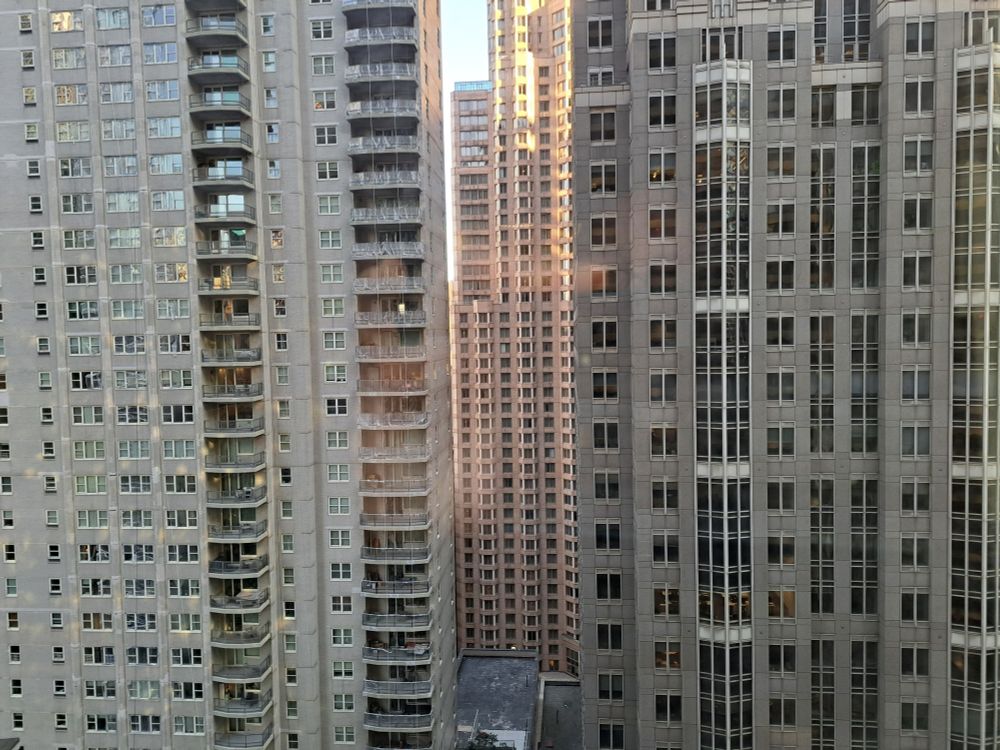 Kuva korkeista kerrostaloista, joiden välissä korkea kerrostalo.