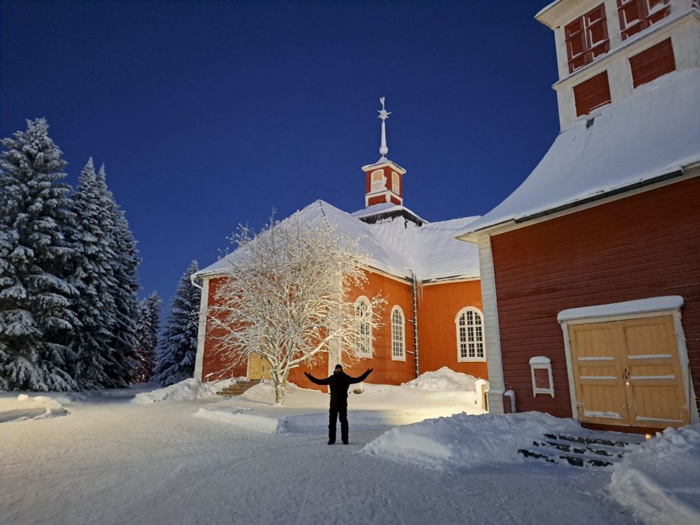Vihannin kirkko ja ukkeli.