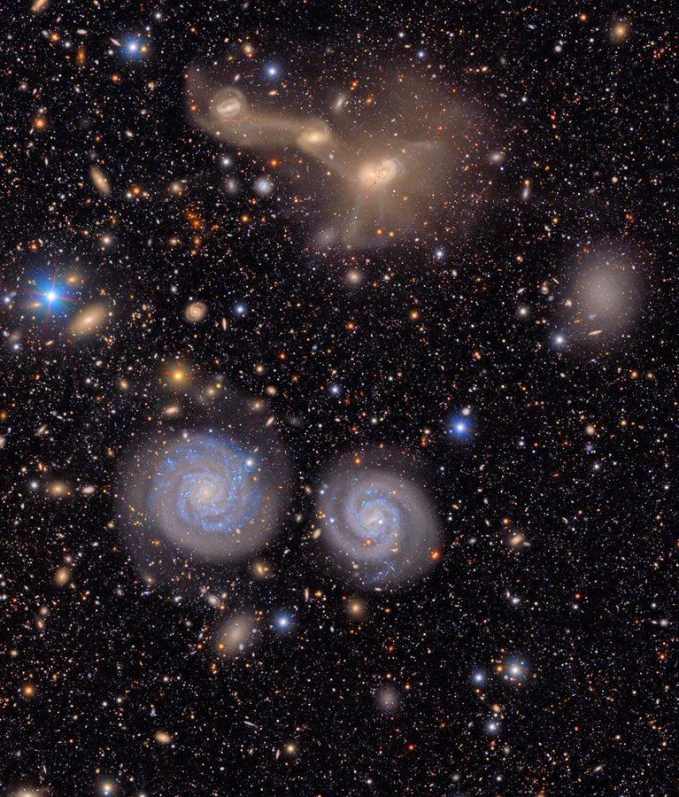 En la parte de arriba de la imagen se ve RSCG 55, un grupo de galaxias interactuando entre sí (se pueden ver los rastros de materia entre ellas), y un par de galaxias espirales muy destacadas en la parte de abajo.