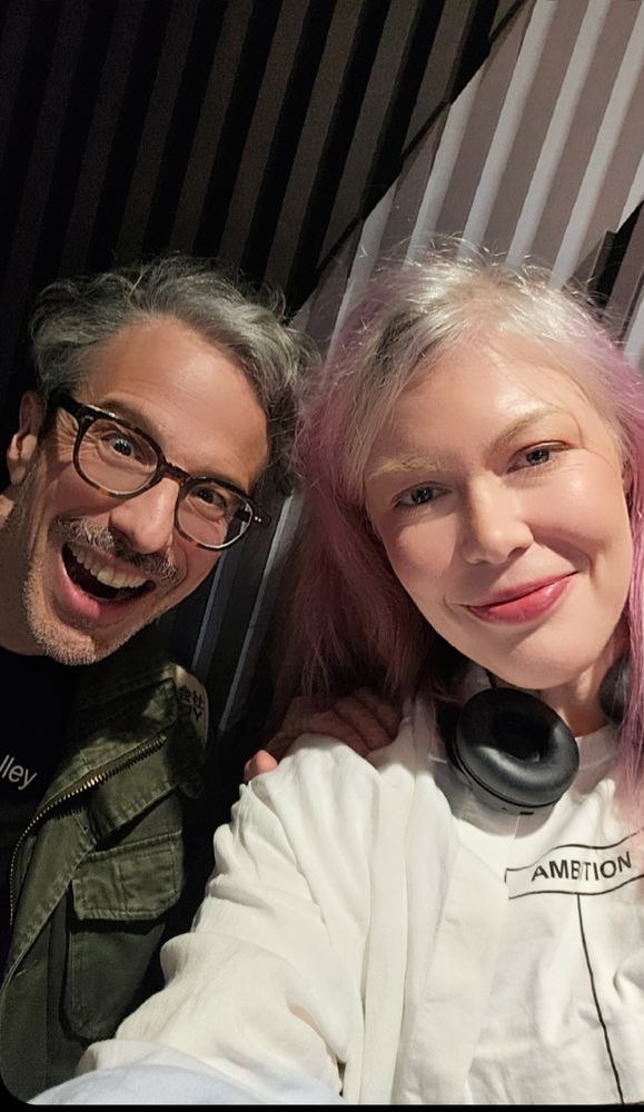 A photo of me smiling alongside radio personality Matthieu Dugal. Nous partageons des gros sourires. 