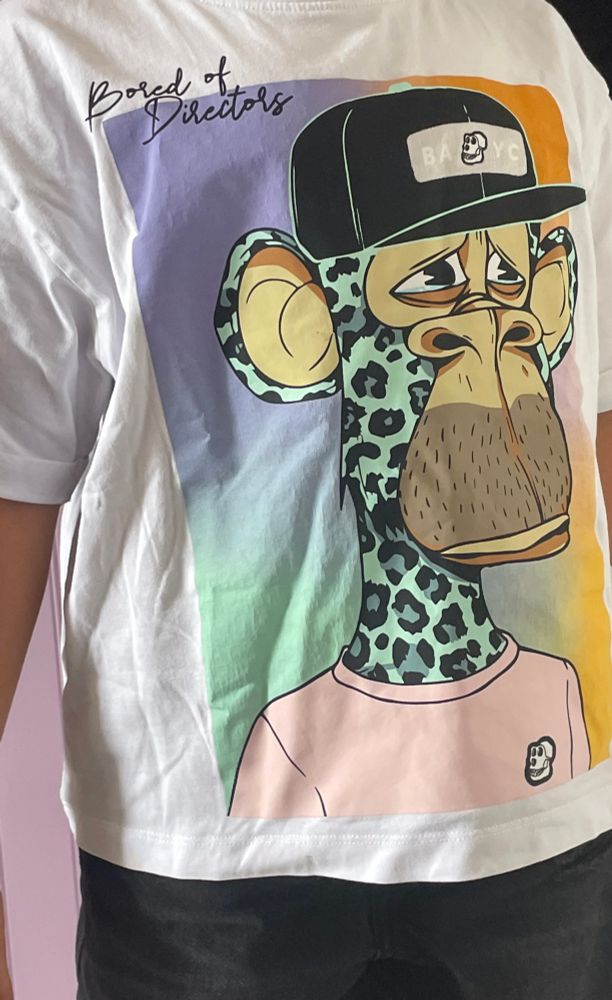 Un t-shirt avec imprimé dessus un des singes des fans de NFT d’il y a quelques années 