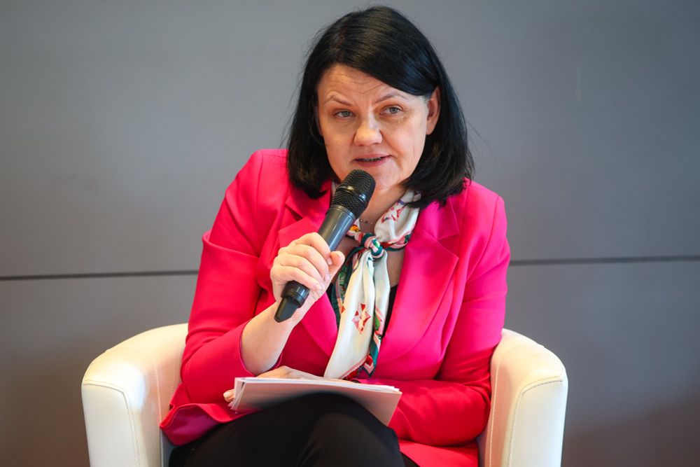 Wiceminister Zdrowia Katarzyna Kacperczyk podczas konferencji „Promocja zdrowia psychicznego dzieci i młodzieży w dobie rozwoju technologii cyfrowych – wymiana doświadczeń”.