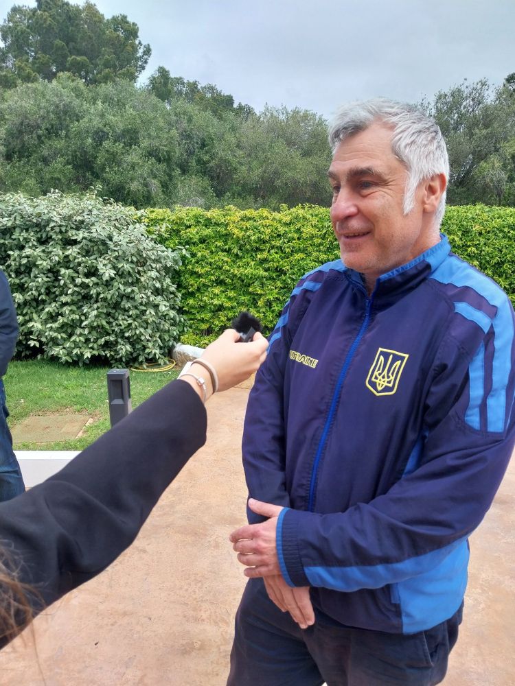 photo of Ivanchuk speaking to a chess reporter, from GM Miguel Illescas's twitter https://x.com/illescasmiguel/status/1916471045227168079