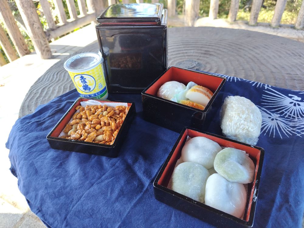 とんびとカラスから狙われてたの怖すぎた
皆、飢えてるのか……