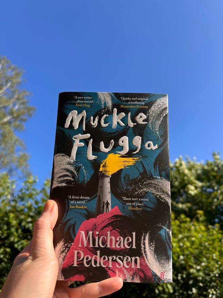 Michael Pedersenin Muckle Flugga sinistä taivasta ja pensaita vasten. 