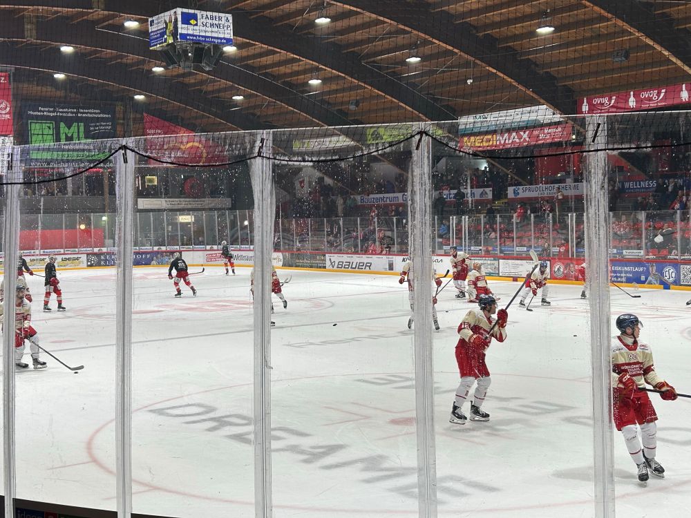 Blick auf die Eisfläche des Colonel-Knight-Stadions in Bad Nauheim. Die Spieler der DEG wärmen sich auf