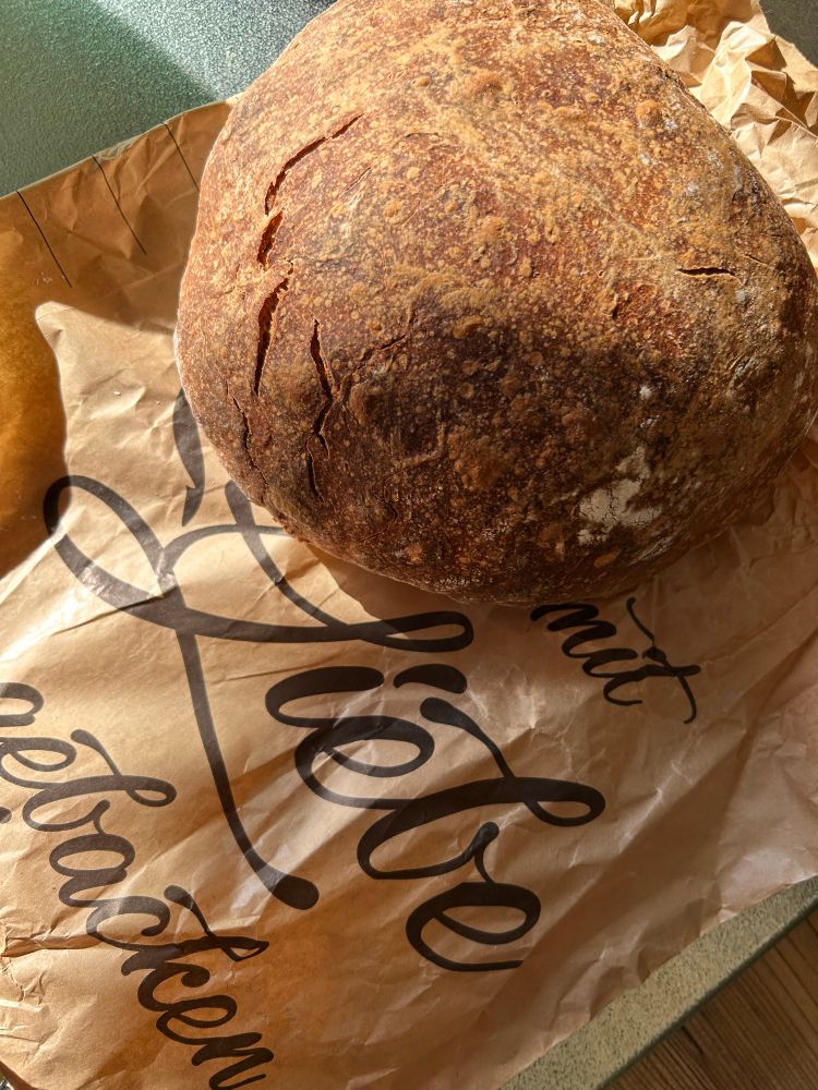 Frisch gebackener Brotlaib auf einer Papiertüte
