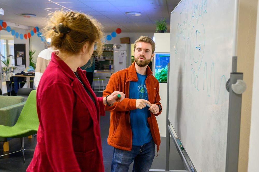 Bertold Mariën talks with Maria Eriksson in IceLab