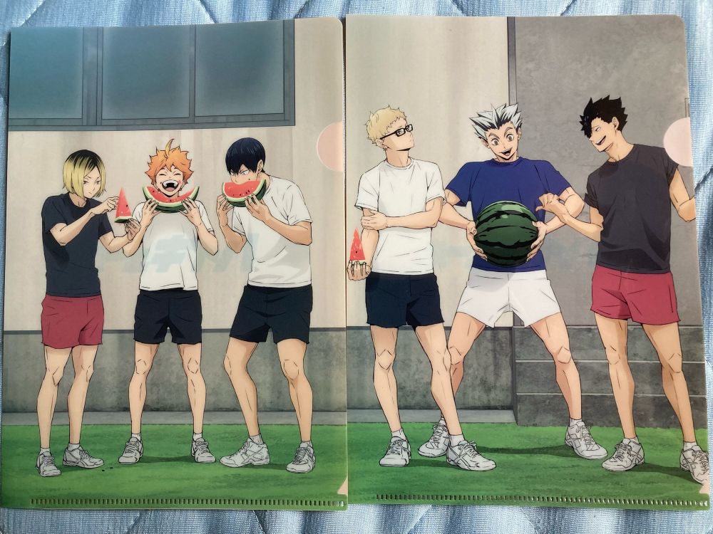 左から研磨、翔陽、影山（以上1枚目）、ツッキー、木兎さん、黒尾さん（以上2枚目）が並んでスイカを食べたり抱えたりしているクリアファイル。2枚の絵はつながっている。