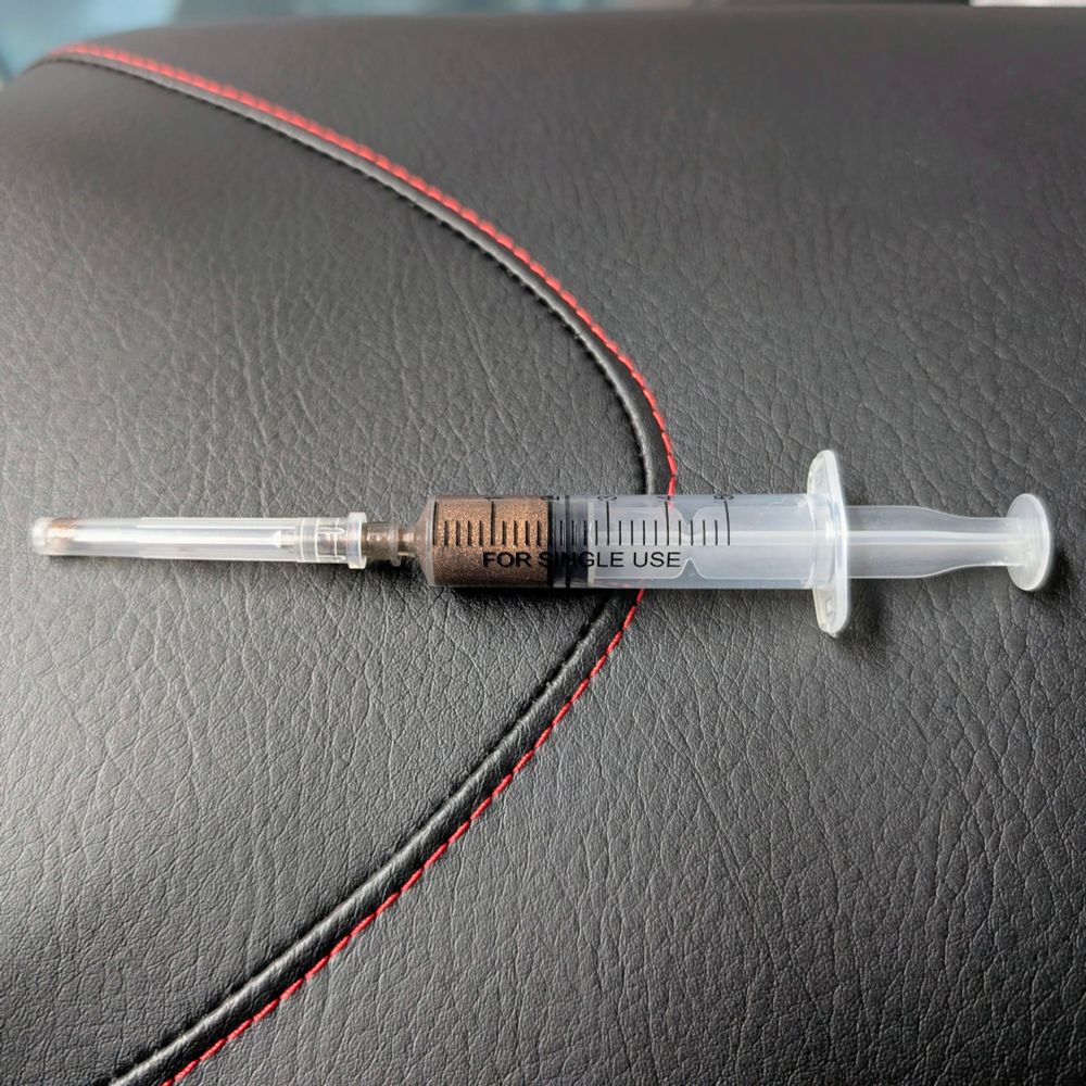 ベルハンマーのメタルグリスは柔らかめなのでシリンジに吸い上げやすいです。