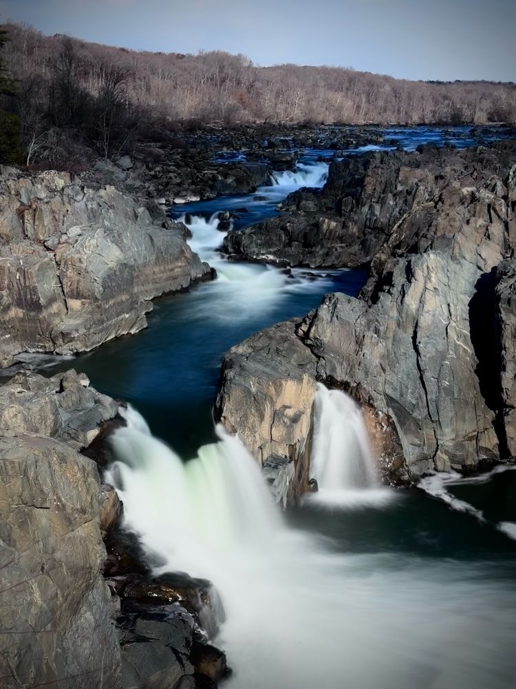 Waterfall and rocks at Great Falls NP. 