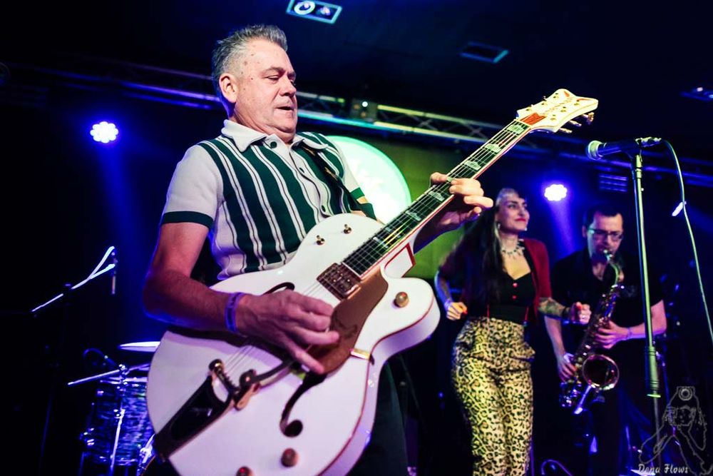 Carlos Beltrán -guitarra-, Micky Paiano -voz- y Willy Calambres -saxo- de Micky And The Buzz (Mockers Day, Bilbao, 2025)