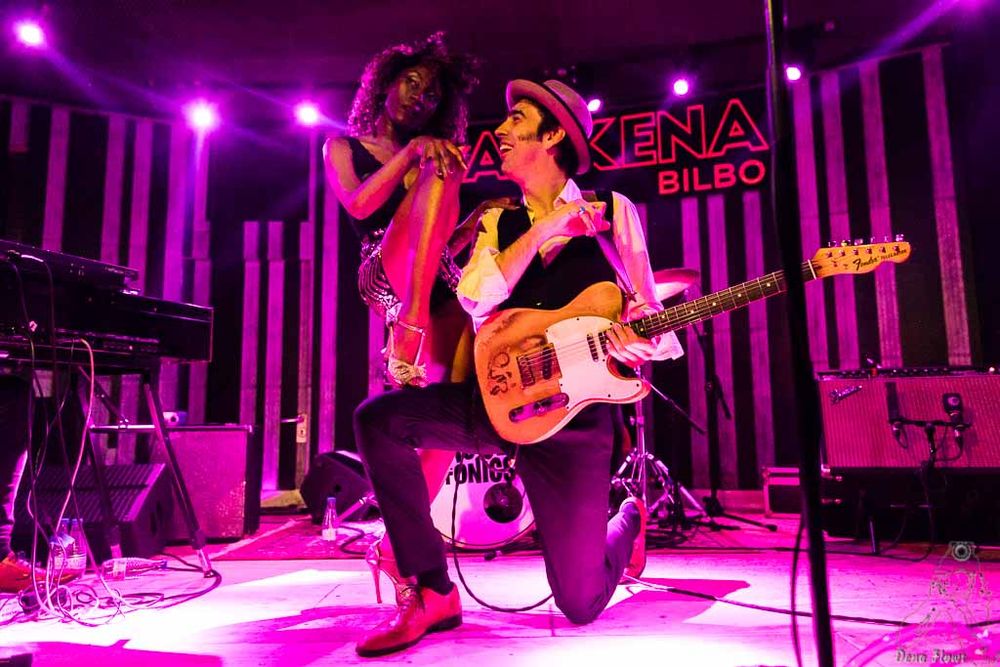 Koko-Jean Davis (Voz) y Dani Baraldés (guitarra) de Koko-Jean & The Tonics (Sala Azkena, Bilbao, 3/I/2025)