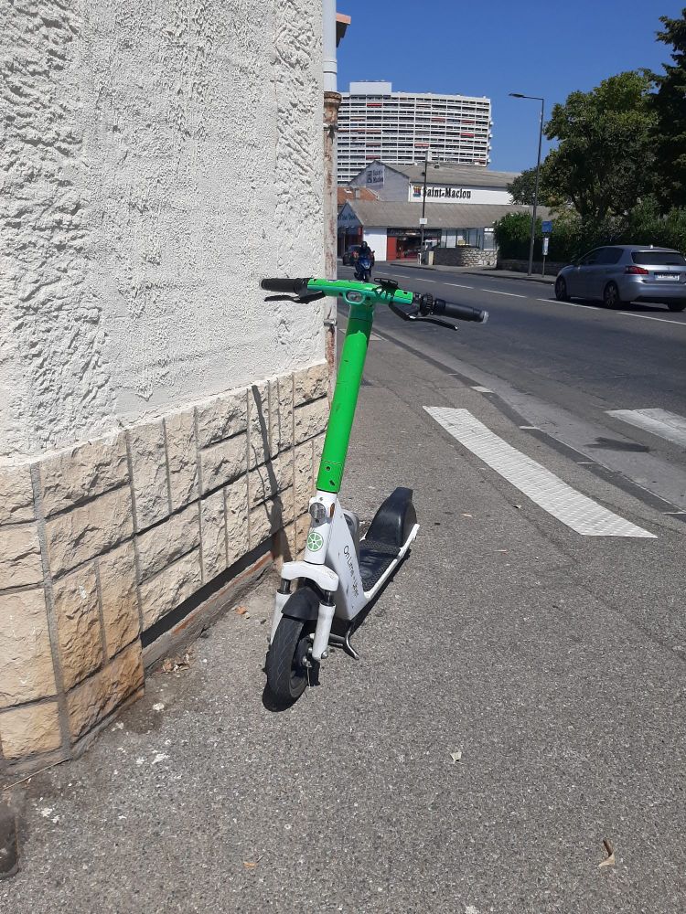 Photo prise le 8 août 2025 dans l'après-midi représentant une trottinette abandonnée sur un trottoir de Marseille.