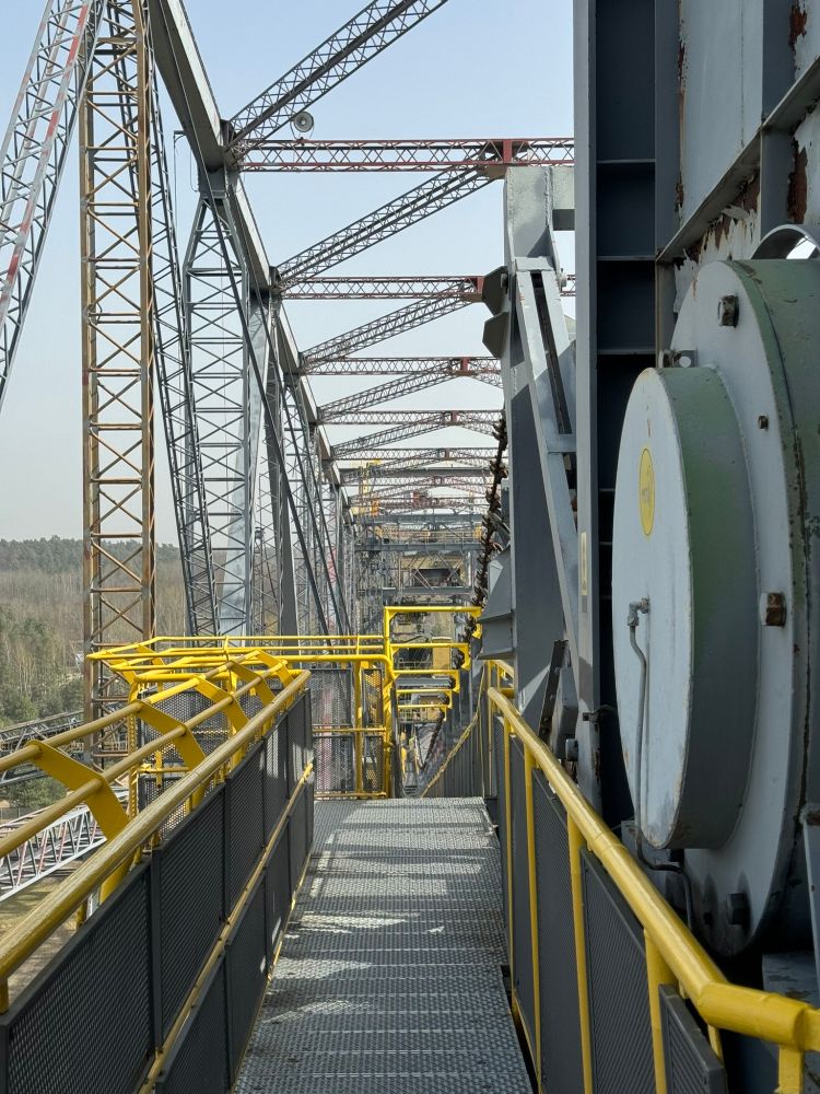 Blick in das Stahlgewirr der Tagebau-Förderbrücke F60 im Lausitzer Braunkohletagebau