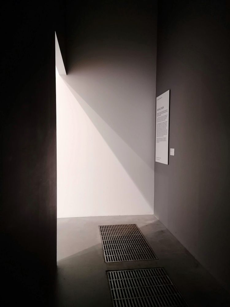 LetTheLightIn.

#BlueSkyArtShow #light #monochrome #Composition #photography #Museum #photography #TateModern  #EastCoastKin #Cubism #SaturdayMotivation  #Backlight #Silhouettes #London #bluskyphotographers #bluskyphotography 