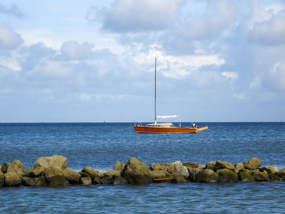 Naast de jachthaven van #Schiermonnikoog kunnen bootjes droogvallen. Nu is het vloed.