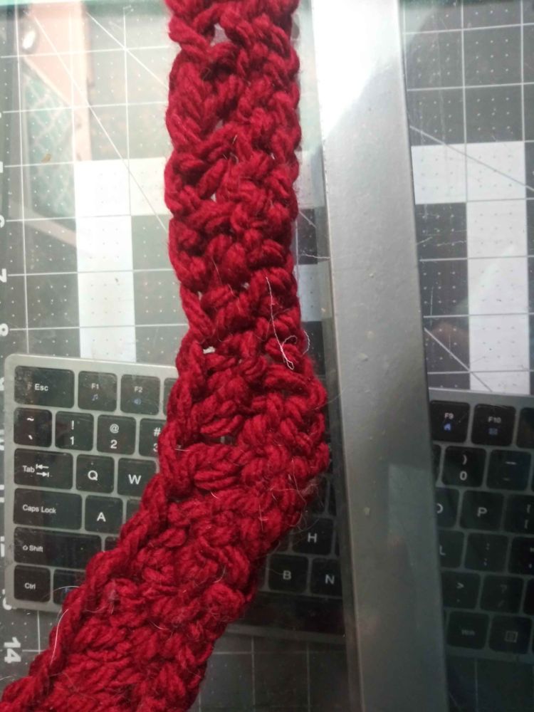 Close up to where I did the most mistakes to make the project bowed due to probably being too tight around that area and also some strange dropped stitches that I donno what I did to cause it.