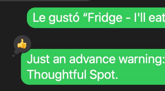 Green message bubbles in Messages with a, "Le gustó" ("he/she liked") in front of one of them.