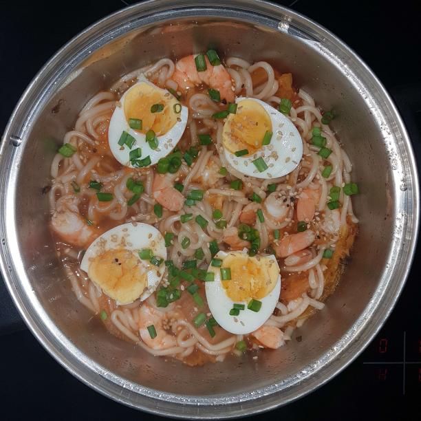 Casserole de Ramen, Kimchi, crevettes, oeufs dur, oignon vert, graines de sésame