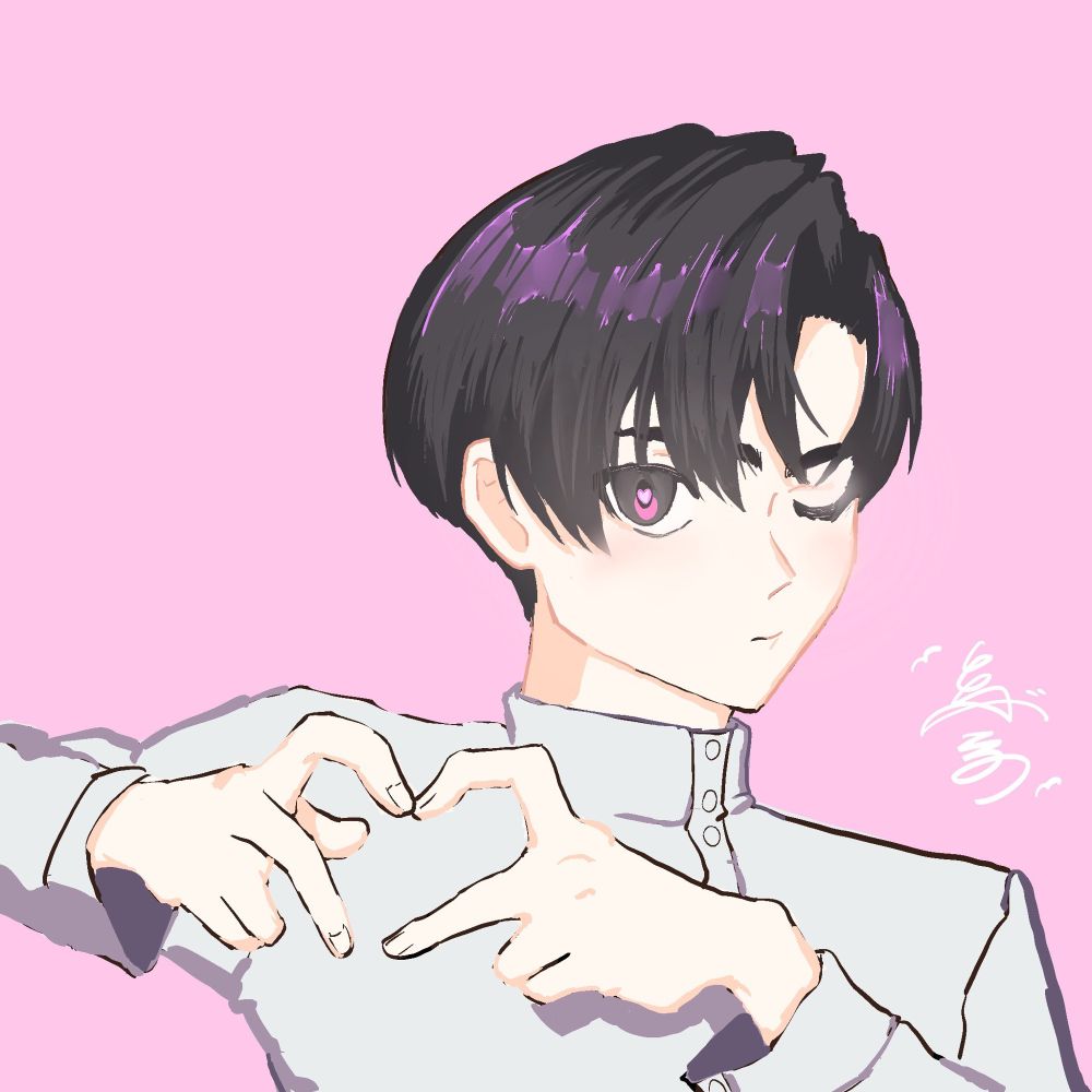 スタンドカラーシャツを着たかわいらしい男性が、人差し指と中指でハートを作ってウインクしている。