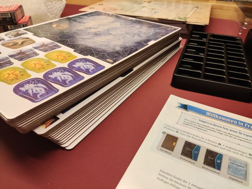 Nahaufnahme von einem großen Stapel Stanzbögen.