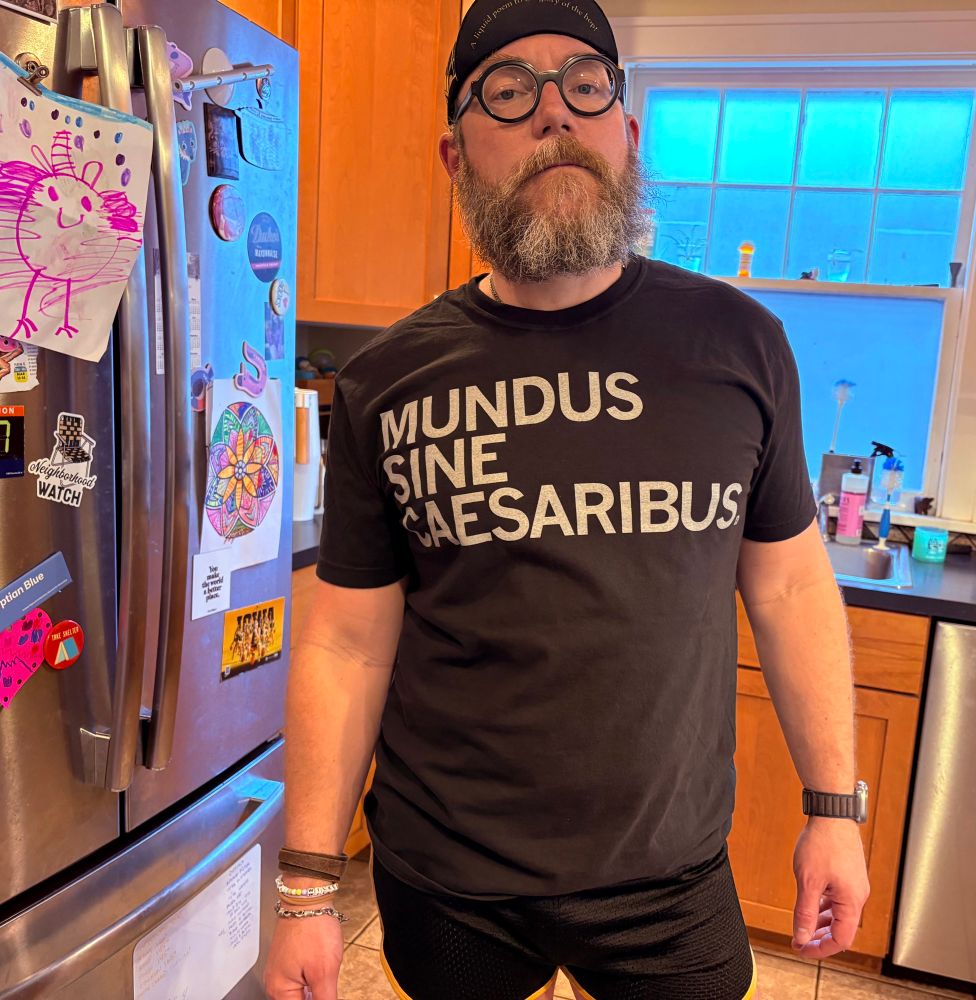 An Irish-American wearing a shirt that says Mundus Sine Caesaribus 