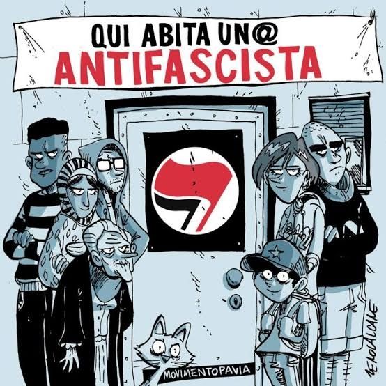 Diversos imigrantes em frente de um cartaz em italiano escrito 'aqui habita um antifascista '