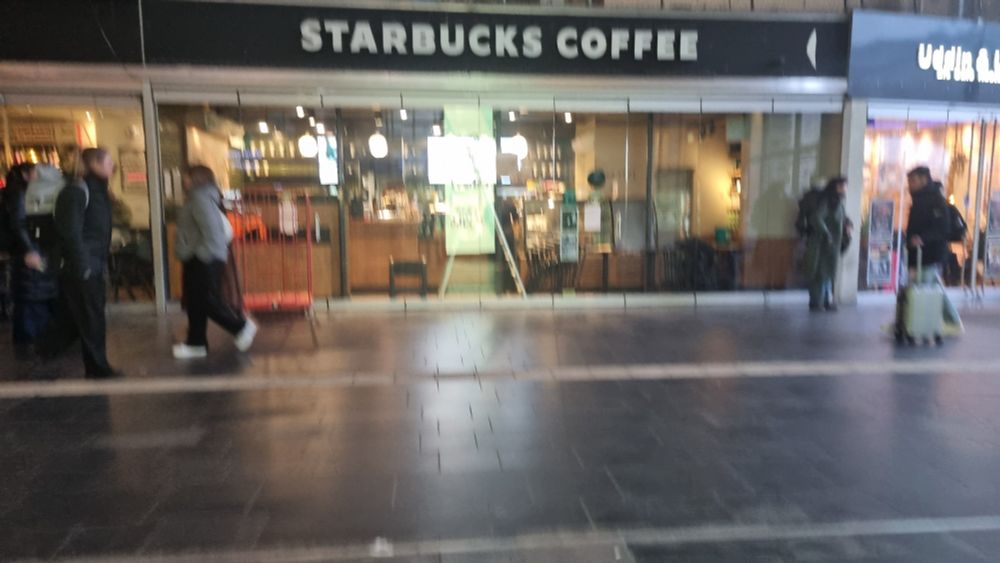 Foto von einem Starbucks Store.
Es laufen Personen vorbei, er scheint geschlossen zu haben.