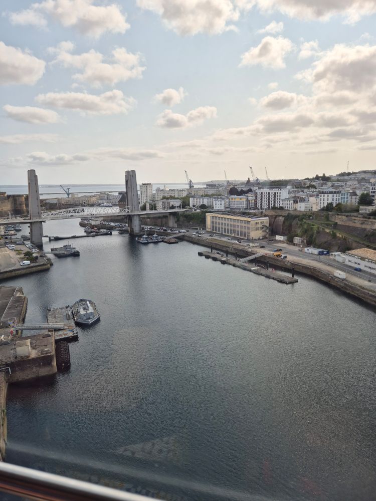 Photo du pont de recouvrance vu depuis la cabine du téléphérique de Brest. La riviere occupe la majeur partie de la photo. Le pont est au second plan.