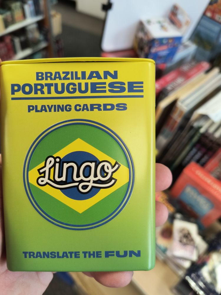 Brazilian Portuguese Lingo playing cards in a green and yellow container.