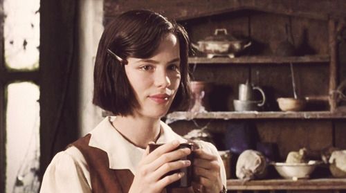 Kate Beckinsale as Flora Poste in Cold Comfort Farm