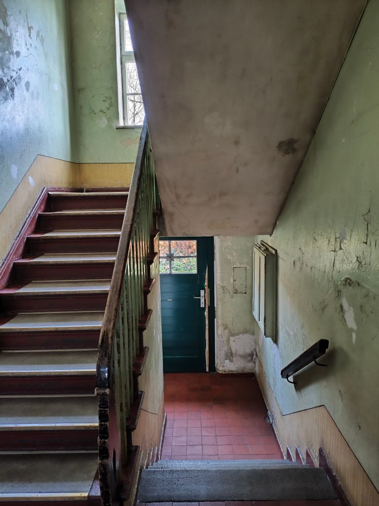 runtergekommenes Altbau-Trippenhaus von einem Arbeiter-Wohnhaus
