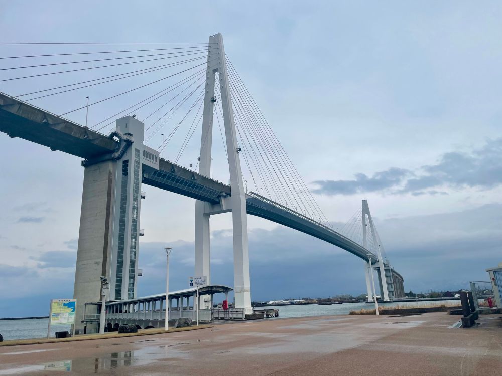富山県 新湊大橋 晴れていると 立山連峰がみえる
