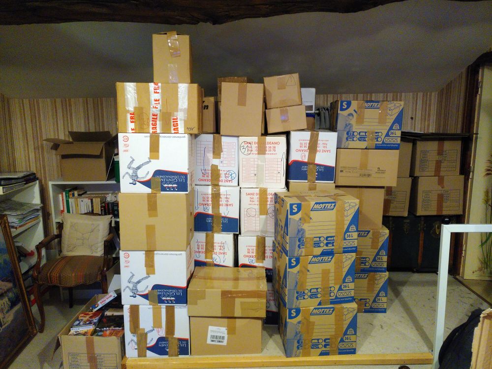 Une grosse pile de cartons, de 5 de large et 6 de haut.