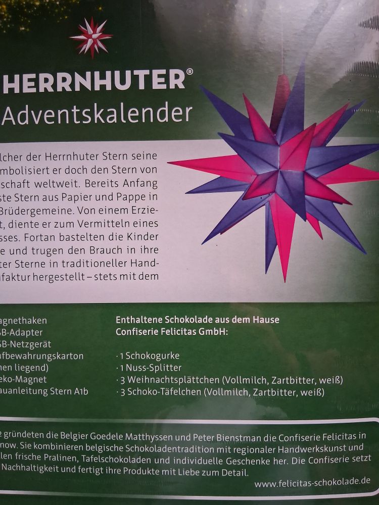 Teil der Kalenderrückseite mit einem Bild des fertigen Sternes mit roten und lila Spitzen.