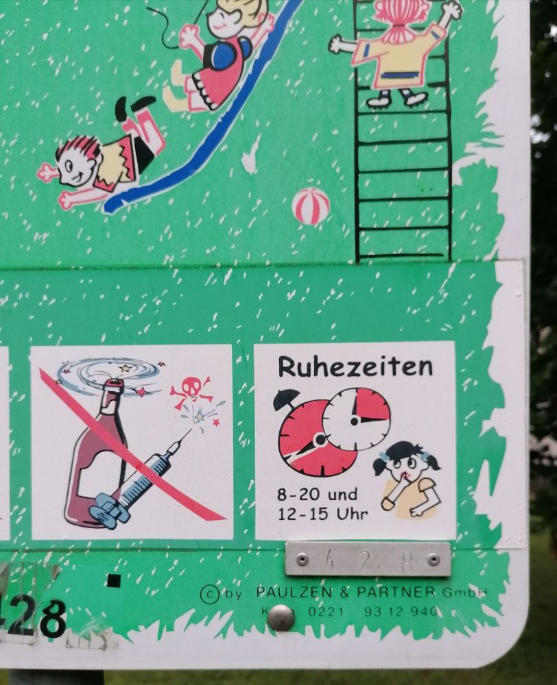 Schild auf einem Spielplatz: Ruhezeiten von 8 bia 20 Uhr und 12 bis 15 Uhr.