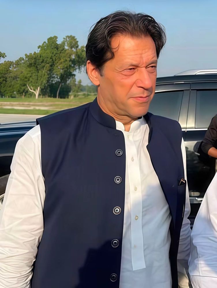 ‏سابق آرمی چیف نے کہا تھا کہ جس طرف چیف دیکھتا ہے 6 لاکھ ملازم اس طرف دیکھتے ہیں، اچھی بات ہے منظم ادارہ ہے،
لیکن عمران خان جس طرف دیکھتا ہے اس طرف 25 کروڑ عوام دیکھتی ہے،
واحد لیڈر عمران خان ہے جو تہہ کرتا ہے کہ آنے والے دنوں میں کیا ہو گا، 