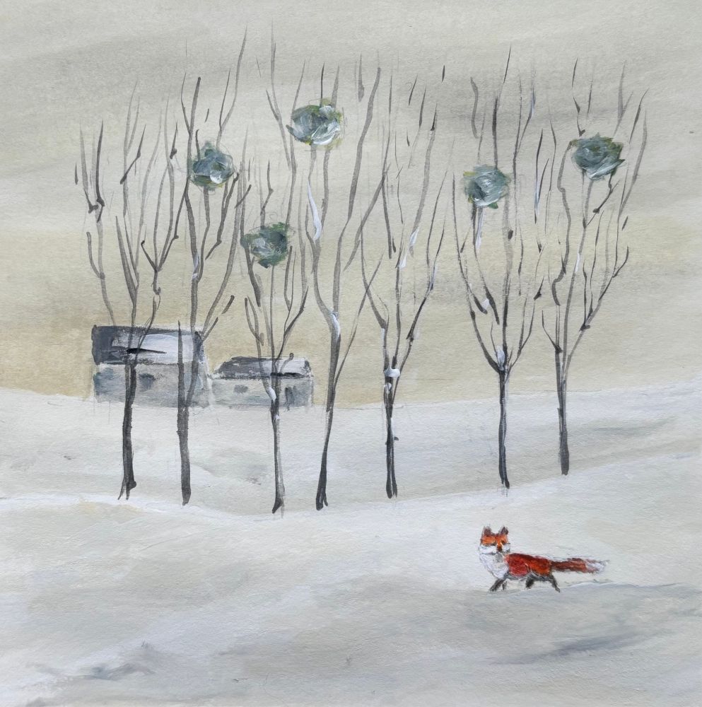 Winterlandschaft, Schnee, gelblich grauer Himmel, zwei schlichte Gebäude mit teilweise schneebedeckten grauen Dächern im Hintergrund, mittig eine Reihe von 7 Pappeln. In einigen graugrüne Knäuel von Misteln, im Vordergrund ein kleiner Fuchs der zur Seite schaut. 