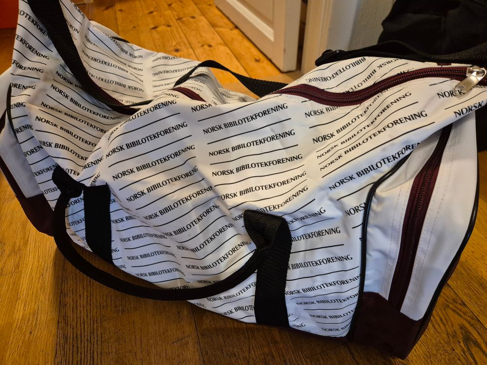 En bag det sikkert skulle stått 'Norsk Bibliotekforening' på, men det står 'Norsk Bibilotekforening'... 