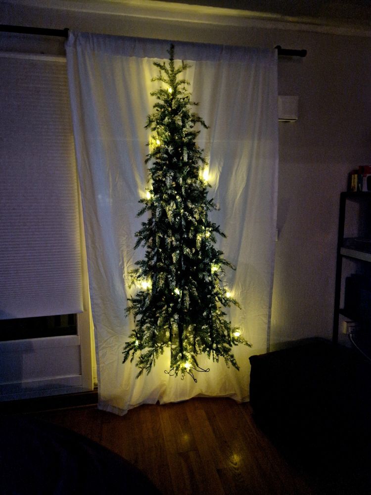 Gardin med bilde av juletre. Led-belysning inkludert.