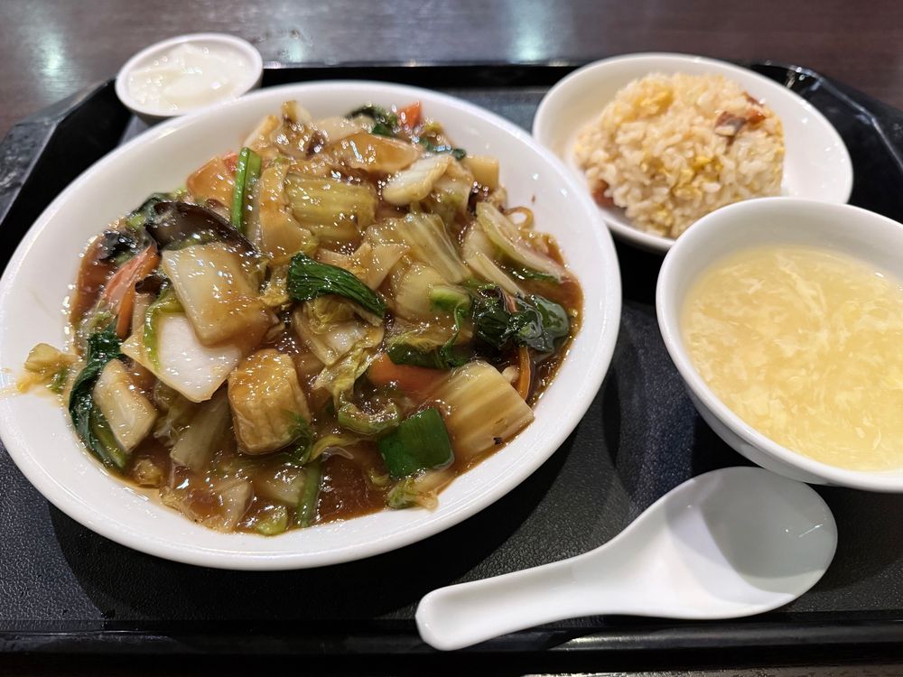 広東風餡かけかたやきそばと半チャーハンと溶きたまごスープと杏仁豆腐