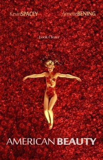 Kinoposter des Filmes American Beauty, auf dem Mena Suvari nackt in einem Bett aus Rosen liegt