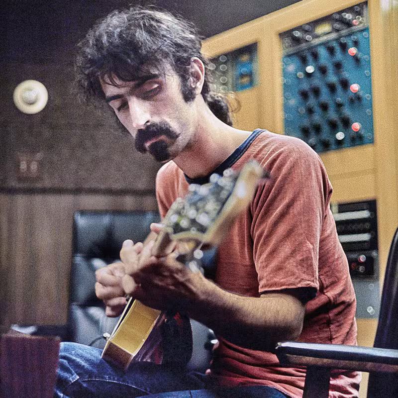 Frank Zappa jouant de la guitare en studio durant les sessions pour l'album Hot Rats durant l'été 1969. Photo Bill Gubbins.