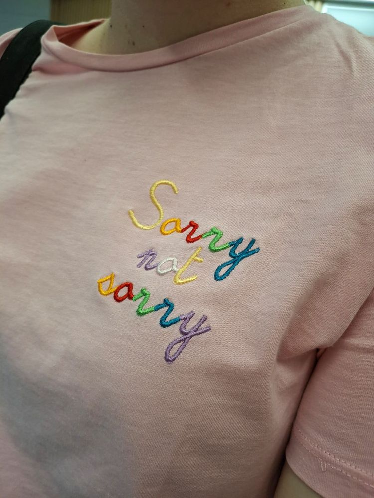 Foto de una camiseta con el mensaje "sorry not sorry"